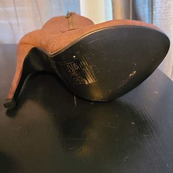 High heel booties zip up size 6.5 but runs small - Picture 5 of 7